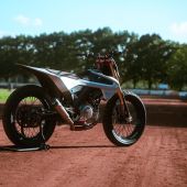 Aus der Zusammenarbeit zwischen Honda RedMoto und Picasso Engineering ist die OMT 450c Factory hervorgegangen, das erste Flat-Track-Motorrad, bei dem die Dynamic Adaptive Stiffness Technology (DAST) zum Einsatz kommt.